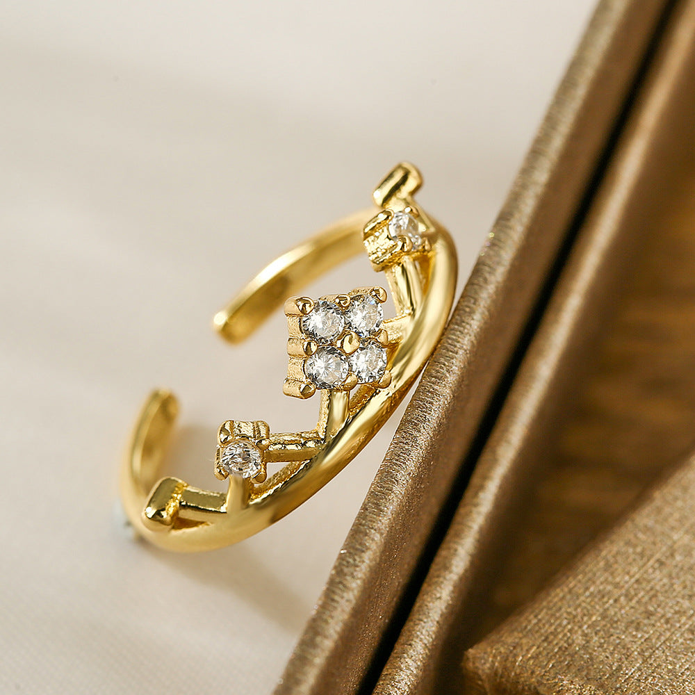 Anello aperto minimalista da donna con corona e cuore geometrico, realizzato in ottone con placcatura in oro vero e intarsio di zirconi