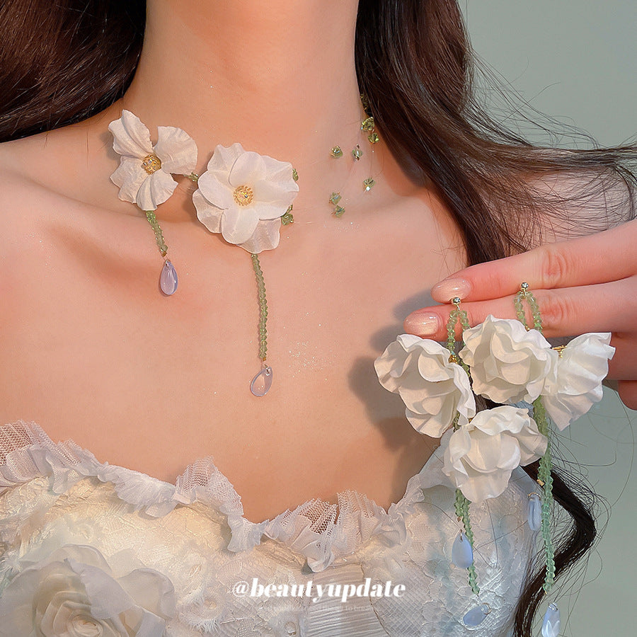 Parure di collana e orecchini con nappe floreali e cristalli, da donna, con finitura placcata