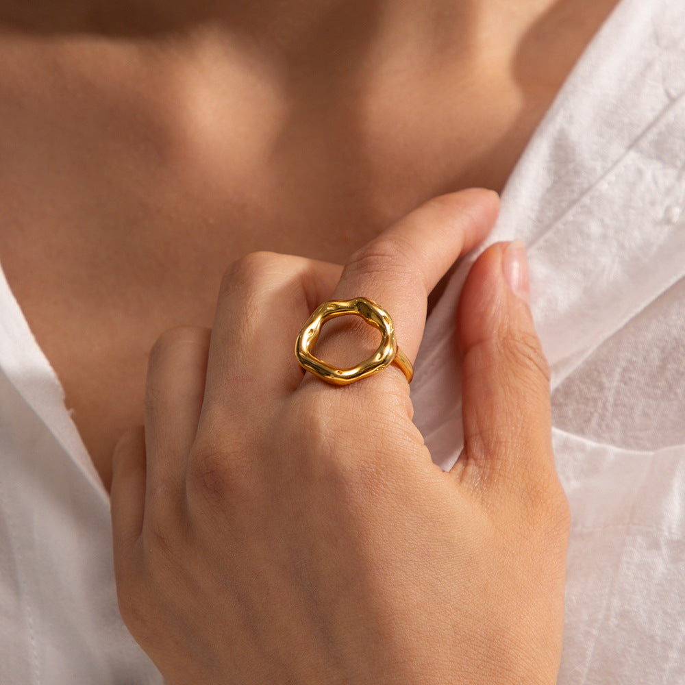 Anillo Abierto Minimalista Geométrico Hueco de Flor de Lava para Mujer en Acero de Titanio con Chapado en Oro de 18K