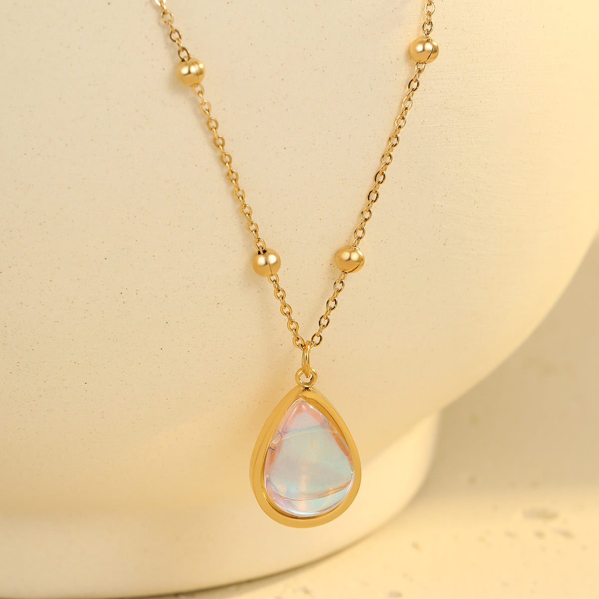 Elegante Collar Ovalado de Acero Inoxidable con Colgante de Piedra Lunar Iridiscente y Baño de Oro de 18K para Mujer