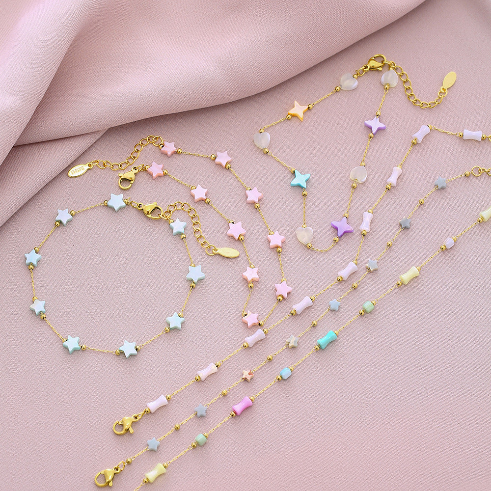 Elegante pulsera unisex de acero titanio con forma de concha y acabado chapado, ideal para atuendos casuales y de negocios en verano.