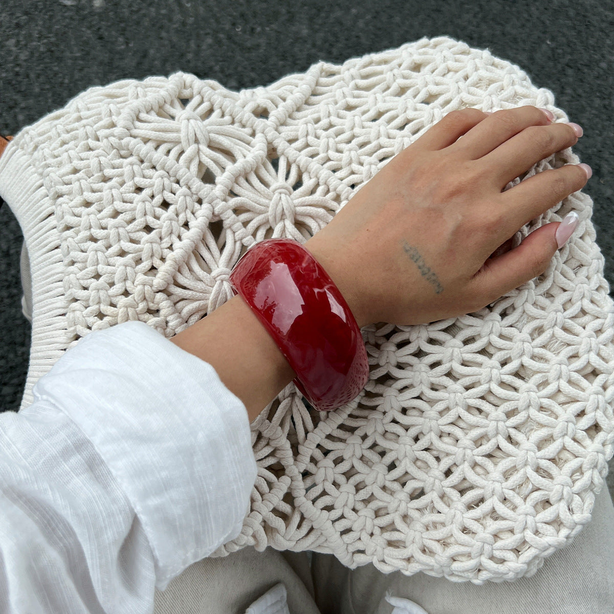 Bracciale rigido largo in lega placcata oro con effetto marmorizzato, design geometrico minimalista da donna