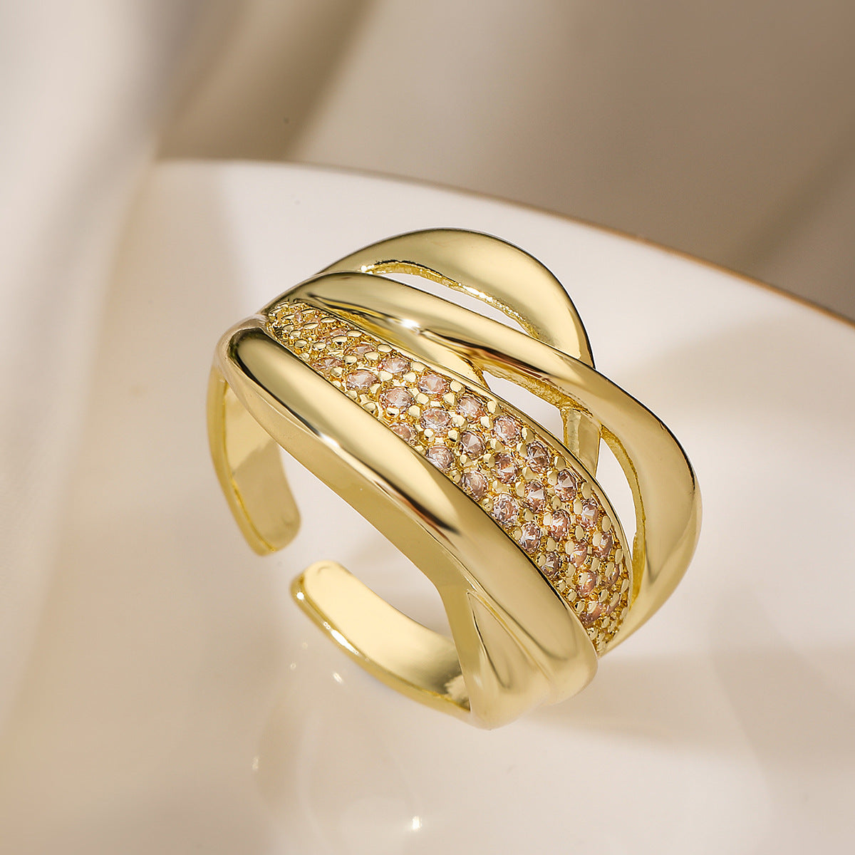 Anello aperto geometrico minimalista da donna in ottone con zirconi micro-pavé