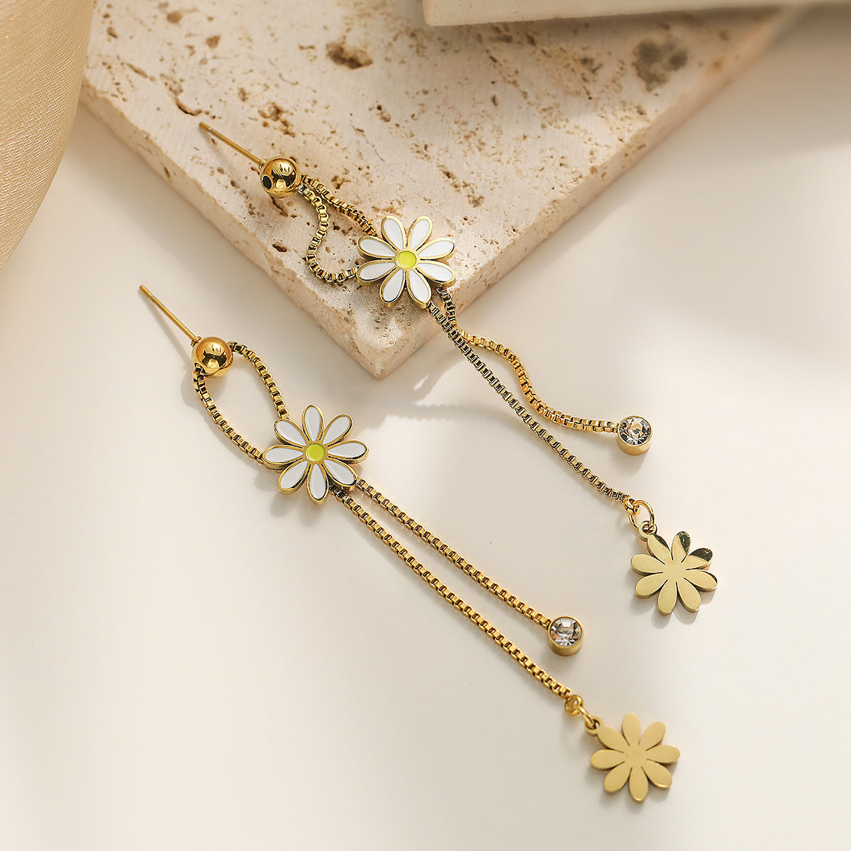 Orecchini Minimalisti in Acciaio al Titanio a Forma di Farfalla con Placcatura in Oro 18K e Dettagli Floreali Smaltati