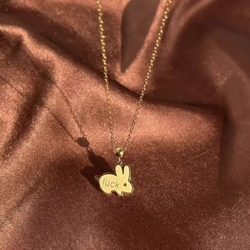 Collana con ciondolo coniglietto portafortuna minimalista in acciaio al titanio placcato oro per donna e uomo