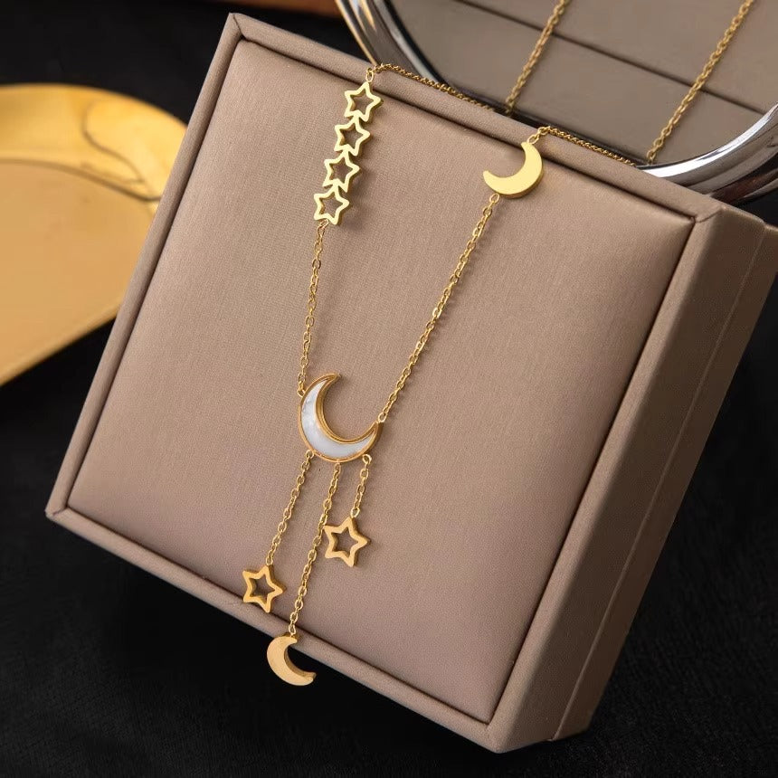 Collana con Pendente Geometrico Minimalista a Stella e Luna in Acciaio al Titanio con Finitura Placcata per la Claviccola