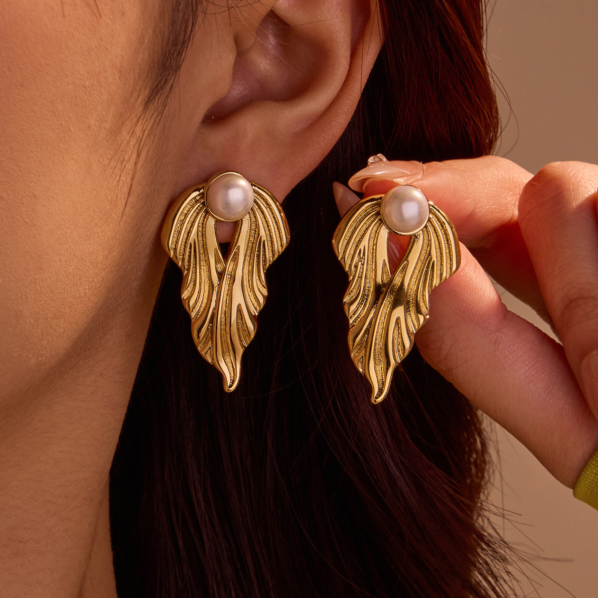 Orecchini da donna alla moda in acciaio inossidabile con motivi floreali e geometrici, intarsi di strass e placcatura in oro