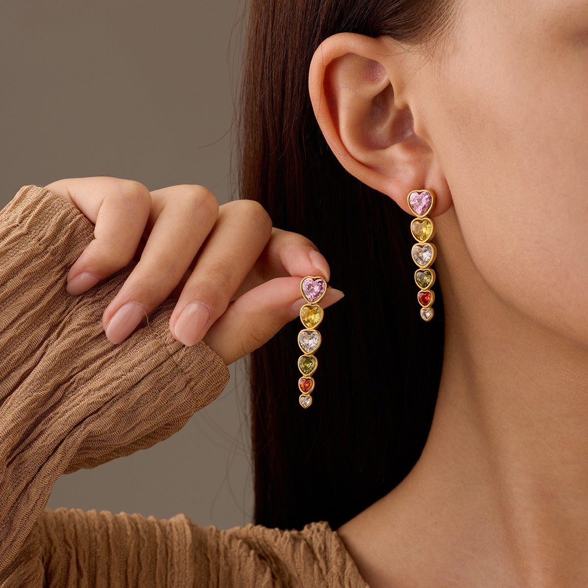 Orecchini a perno a forma di cuore in acciaio inossidabile, dal design minimalista e alla moda, con dettagli in zircone colorato e finitura in titanio.