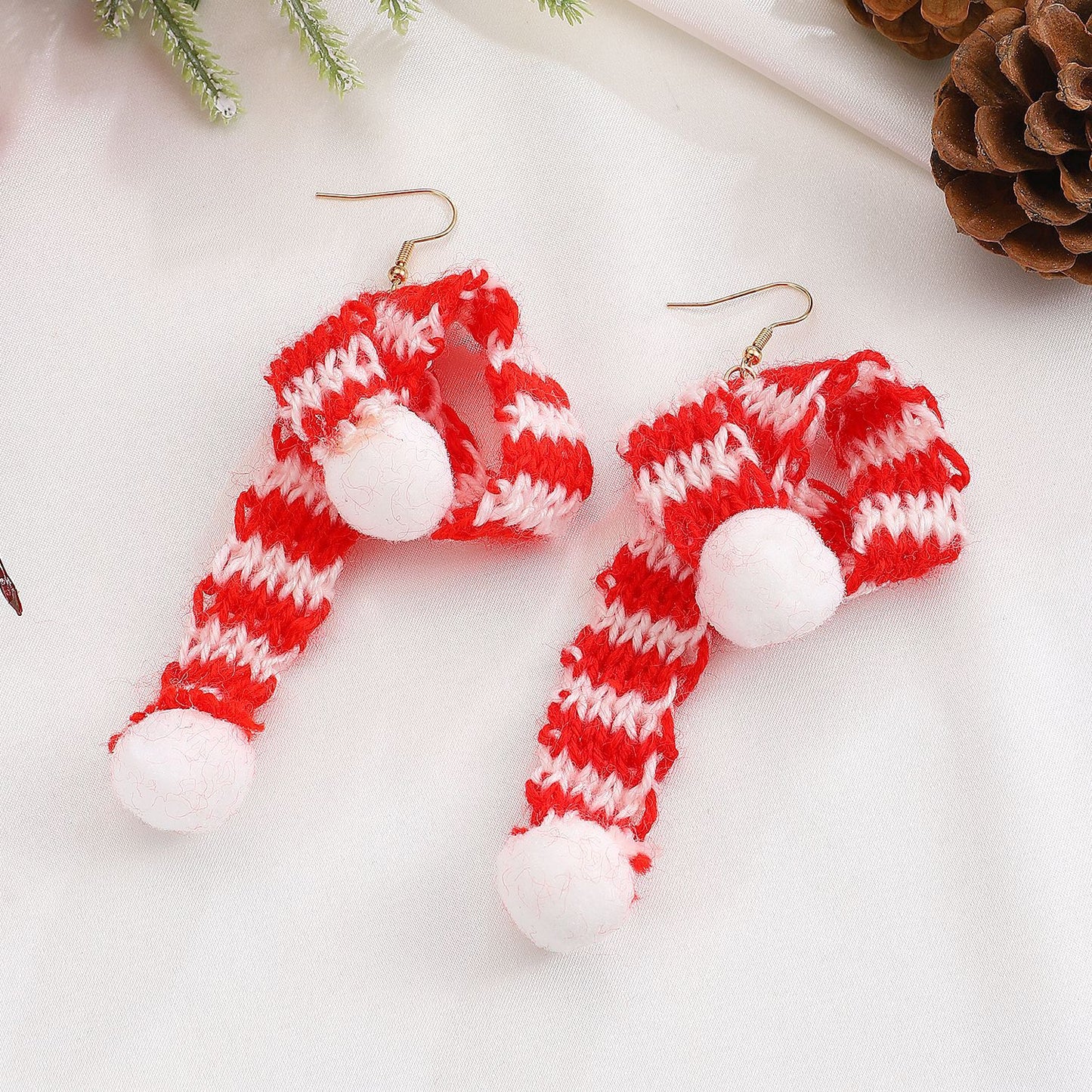 Pendientes de tela con forma geométrica, puños para las orejas de Papá Noel tejidos a mano para mujeres con detalles festivos de cascabeles