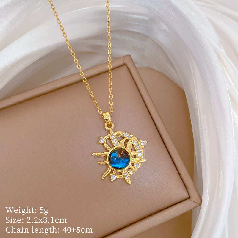 Collana con Pendente Minimalista a Mezzaluna e Stella in Acciaio al Titanio con Intarsio di Strass per Donna e Unisex