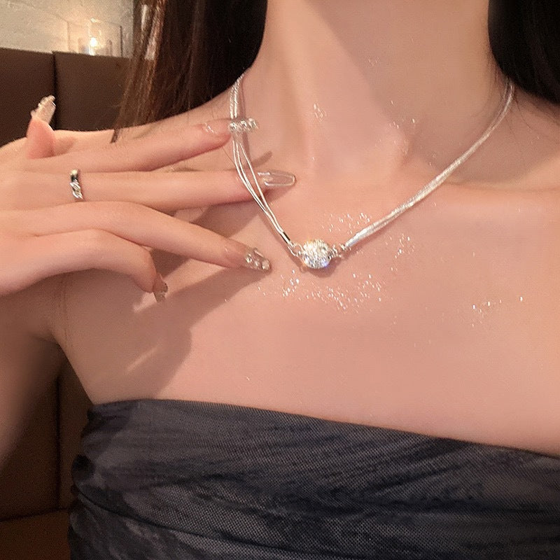 Collana Minimalista Geometrica da Donna in Acciaio al Titanio Magnetico con Strass, Finitura Placcata e Catena a Serpente