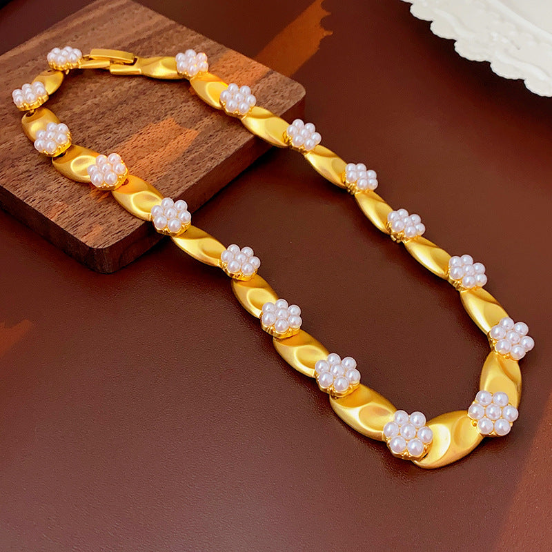 Conjunto de pendientes, collar y pulsera de aleación floral vintage, set de joyería minimalista chapado en oro para mujer