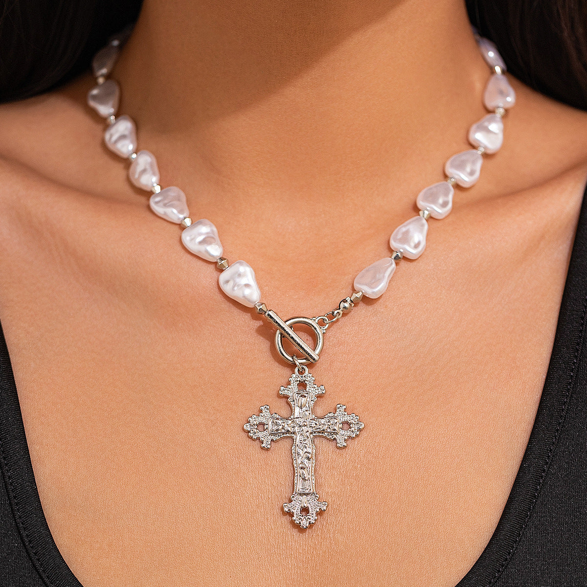 Collana asimmetrica di perle barocche con charm a croce e chiusura a T per donna, forma geometrica, pendente in lega galvanizzata su catena annodata a mano