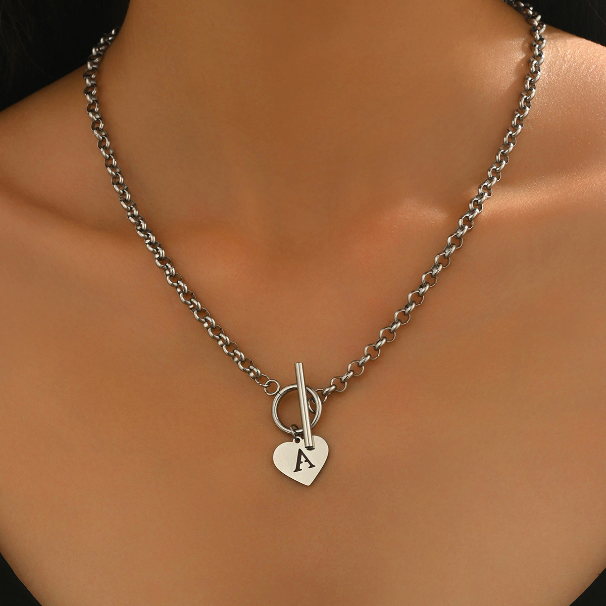 Collar con colgante de corazón minimalista y letra geométrica para mujer en aleación de zinc con acabado galvanizado