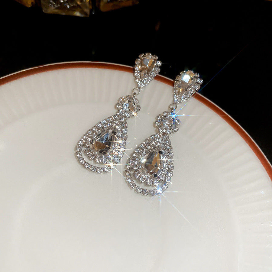 Orecchini pendenti con nappe geometriche minimaliste con intarsi di strass in rame placcato e perni in argento sterling 925 da donna