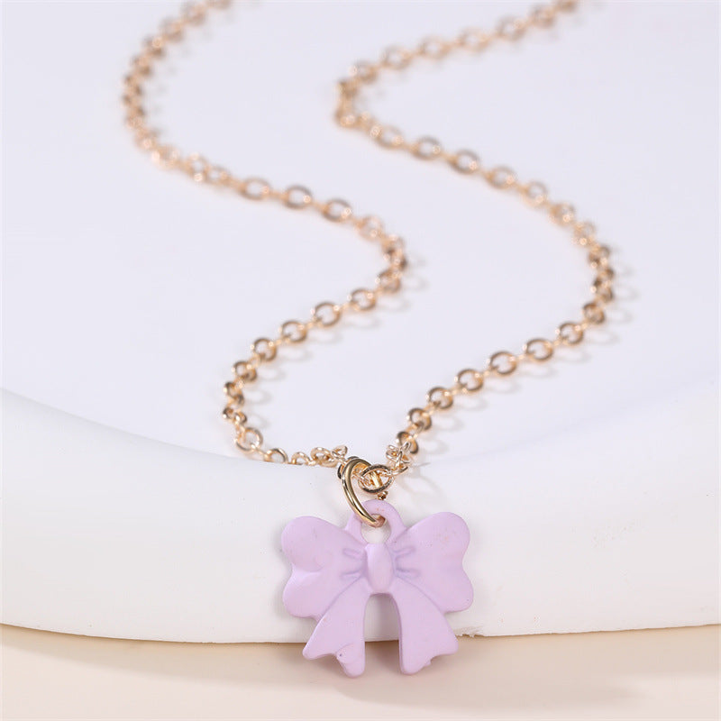 Collar de Cristal con Forma de Lazo Dulce y Fresco para Niñas con Colgante de Aleación y Acabado Hecho a Mano