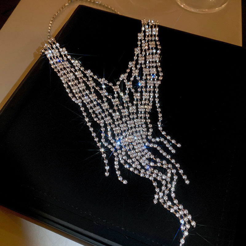 Elegante collar con colgante de lazo de diamantes de imitación y detalles de nácar perlado para mujer — Delicada cadena para clavícula en estilo de lujo minimalista y a la moda