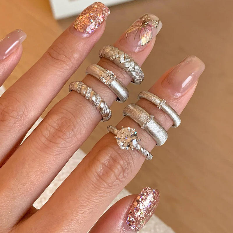 Anello da donna minimalista geometrico in metallo con strass intarsiati e texture intrecciata