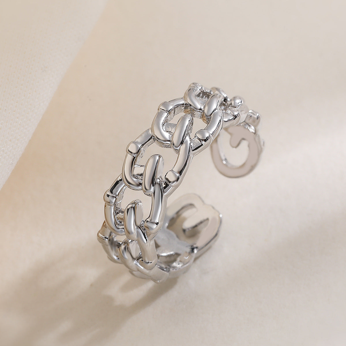 Anello Aperto Geometrico Minimalista da Donna in Ottone Placcato Oro con Design a Intaglio Irregolare
