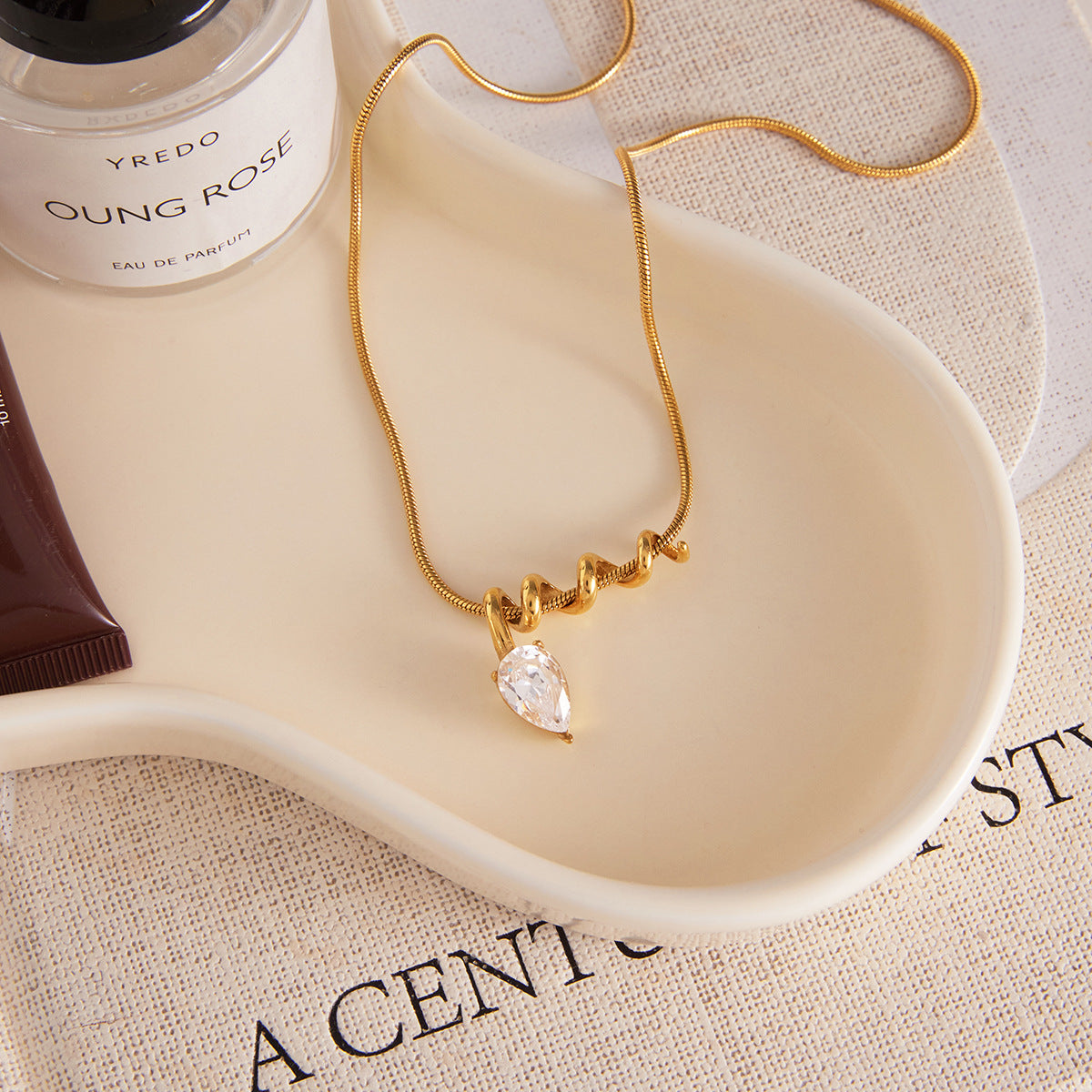 Collar con colgante de serpiente geométrica en acero de titanio con incrustaciones de diamantes de imitación, chapado para mujer
