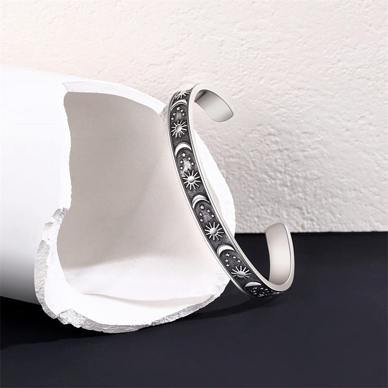 Pulsera Minimalista de Acero Inoxidable Grabada con Láser, con Diseño C, Motivo de Sol, Luna y Estrellas y Texto Inspirador en Inglés