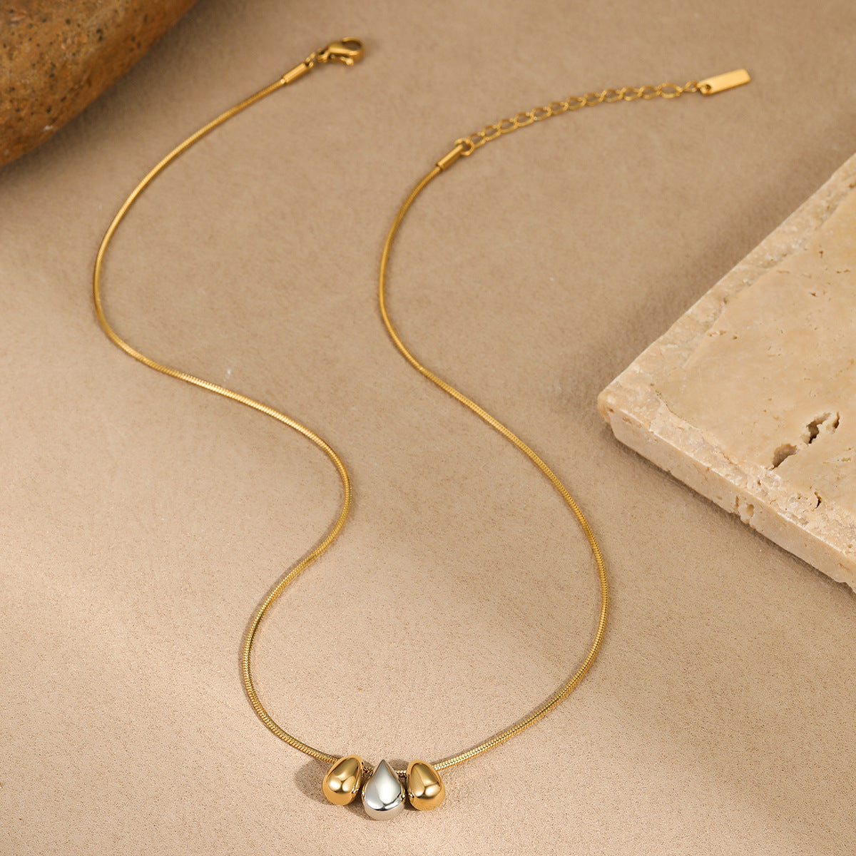 Collana da donna alla moda con gocce d'acqua geometriche in acciaio inossidabile e placcatura in oro 18 carati