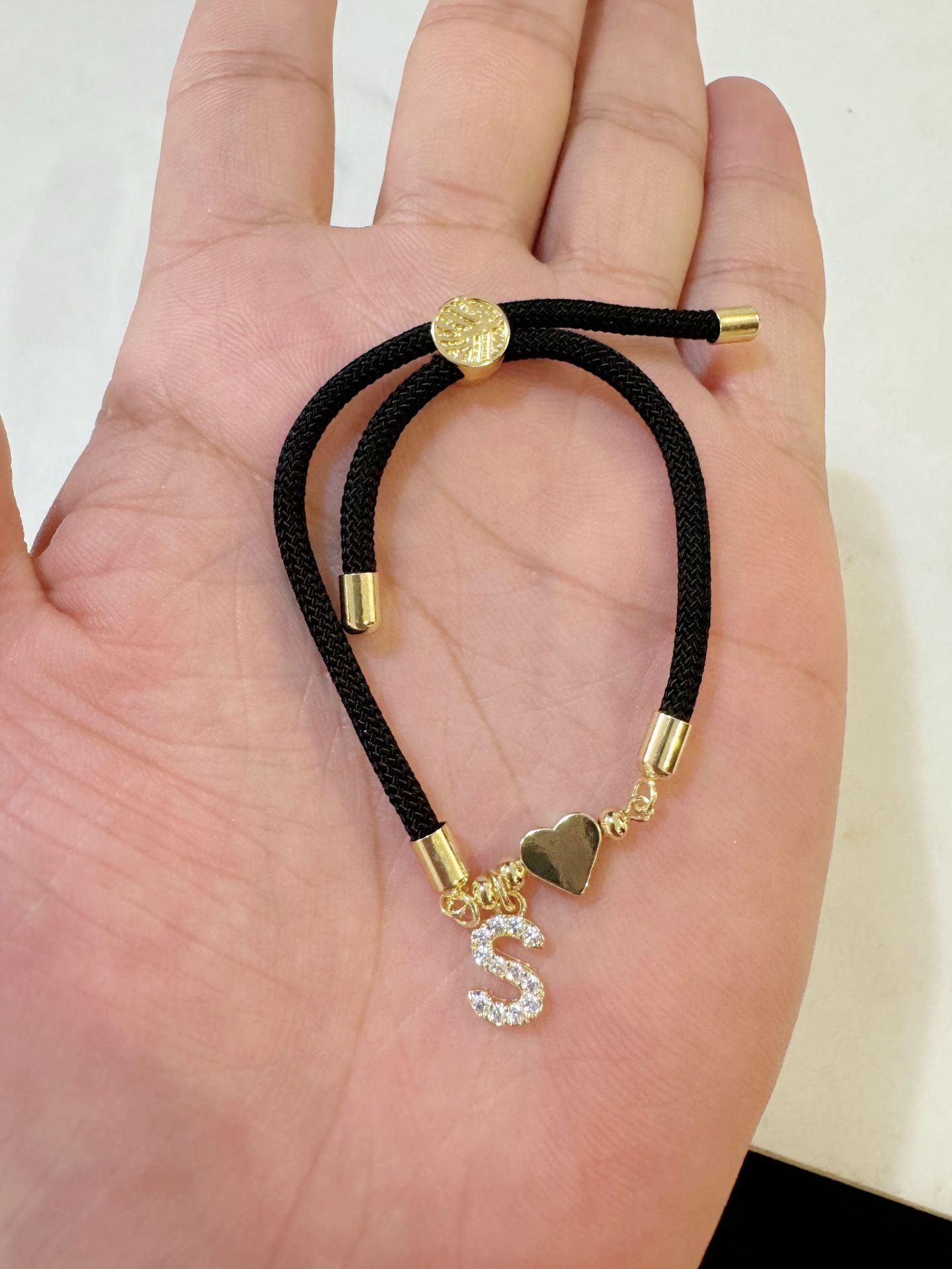 Pulsera minimalista de circonita cúbica con corazón de letra chapada en latón y cordón ajustable