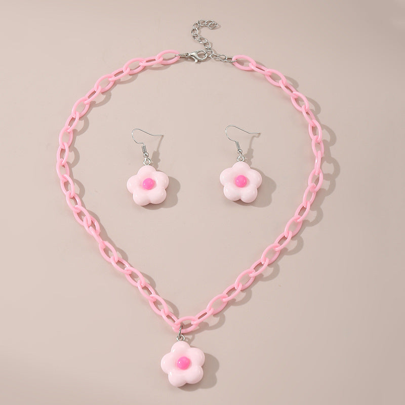 Collar con colgante de lazo acrílico minimalista color caramelo para niños con acabado esmaltado y cadena de cuentas