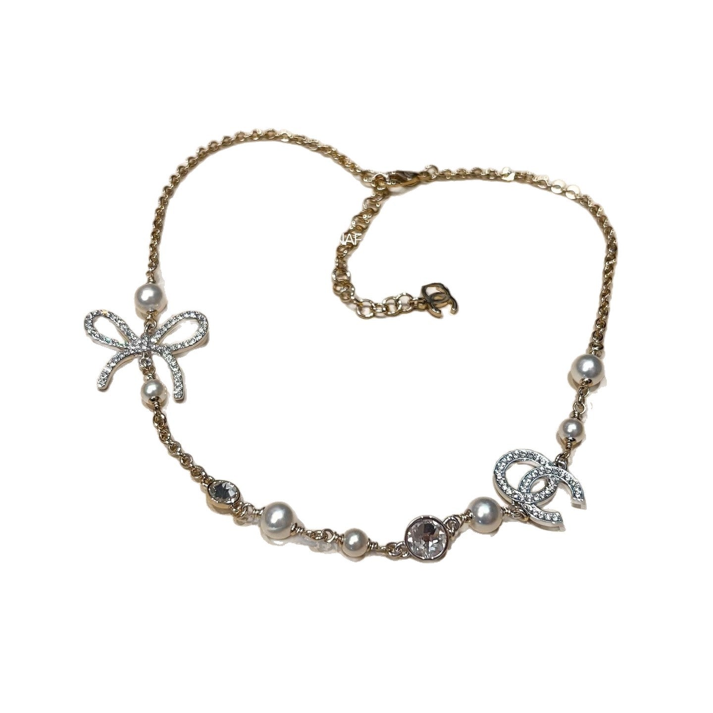 Collar dulce y elegante de latón chapado en oro con letra, mariposa, perla e incrustaciones de cristal para mujer