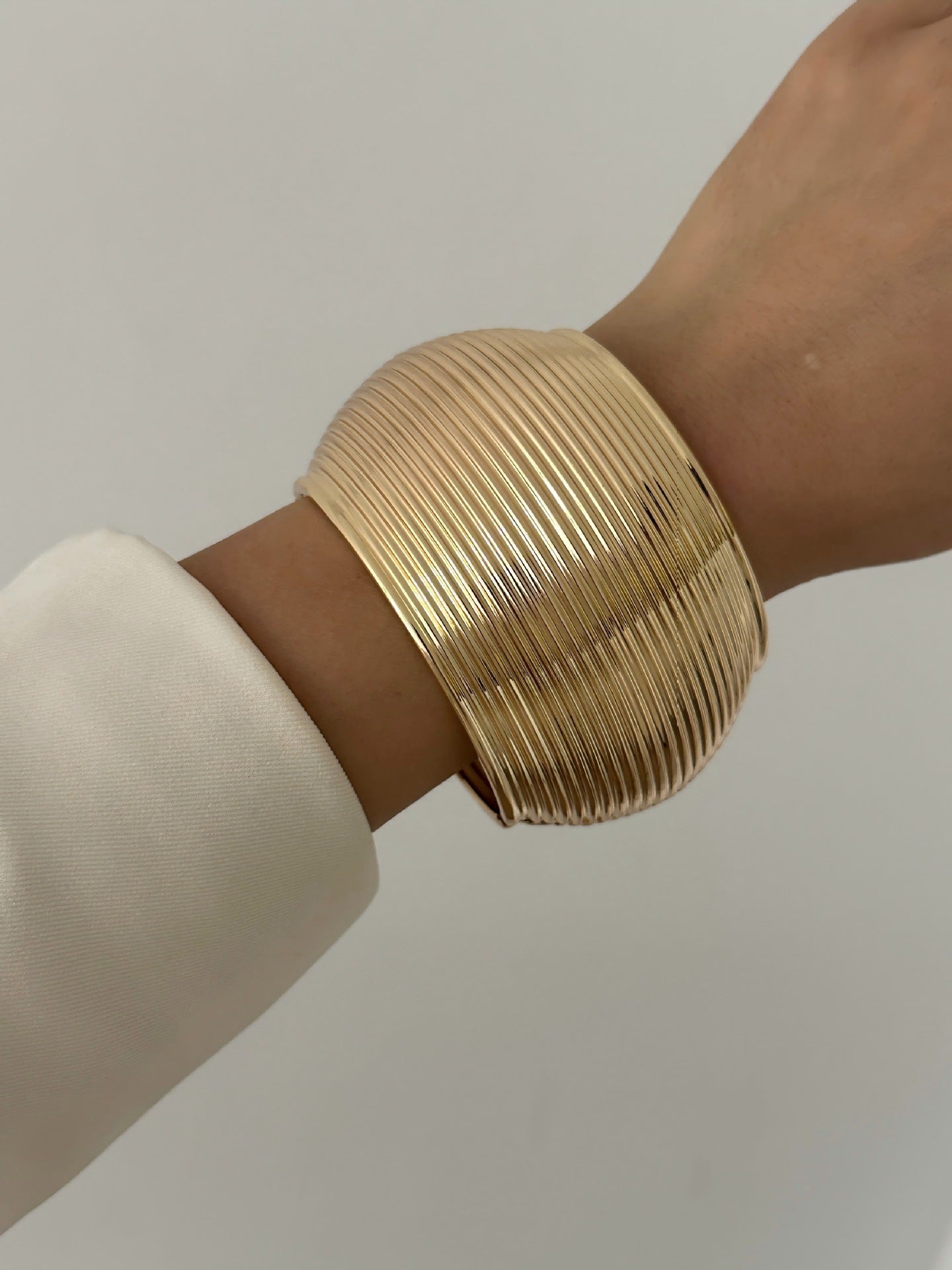 Bracciale Placcato in Lega con Superficie Larga, Struttura Tonda Geometrica, Minimalista ed Elegante