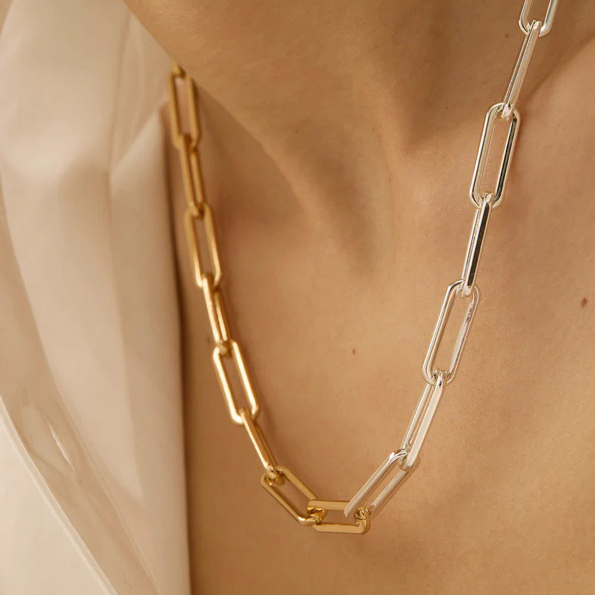 Collana con pendente geometrico in acciaio inossidabile placcato titanio per donna con motivo a linea minimalista e delicata catena per clavicola