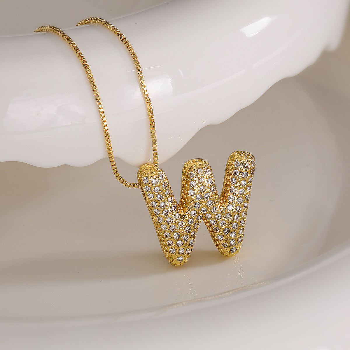 Collana da donna in acciaio al titanio placcato con lettera minimalista e zirconi cubici