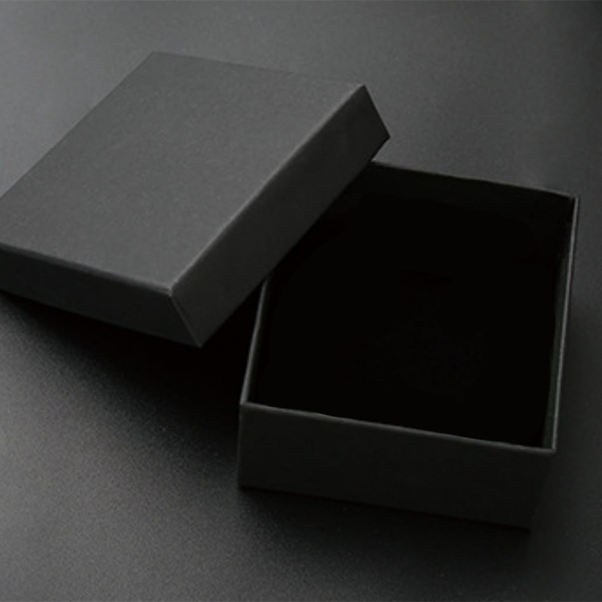 Scatola portagioie minimalista in carta nera con coperchio sollevabile per orecchini, bracciali, anelli e collane