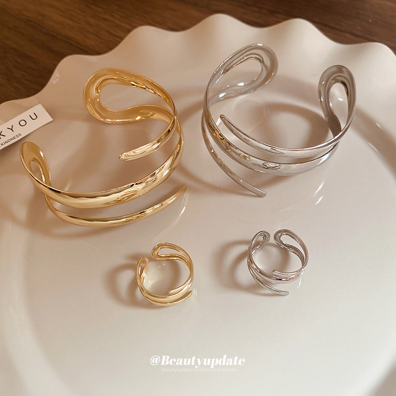 Elegante bracciale in metallo a fascia aperta geometrico con design a linee traforate per donna