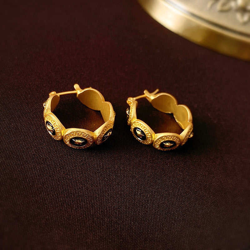 Orecchini a perno da donna vintage in metallo geometrico con perla, dettagli incisi e perni in acciaio inossidabile placcato argento