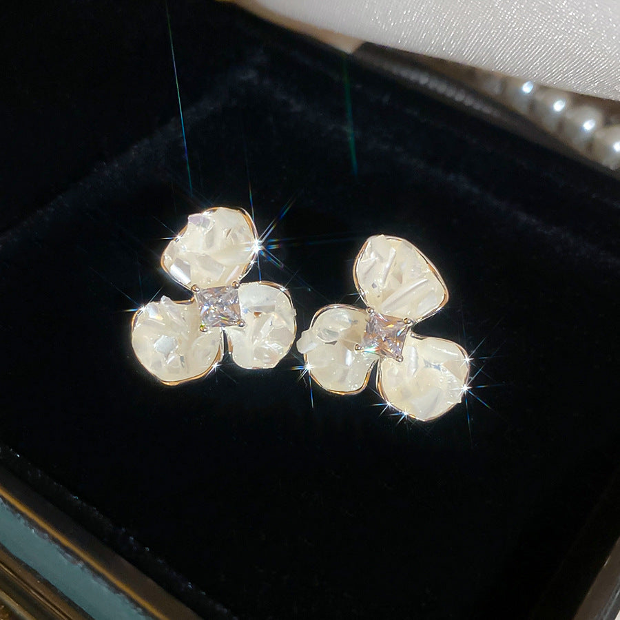 Aretes Elegantes de Concha Floral con Incrustaciones de Circón para Mujer, Accesorio de Moda de Lujo