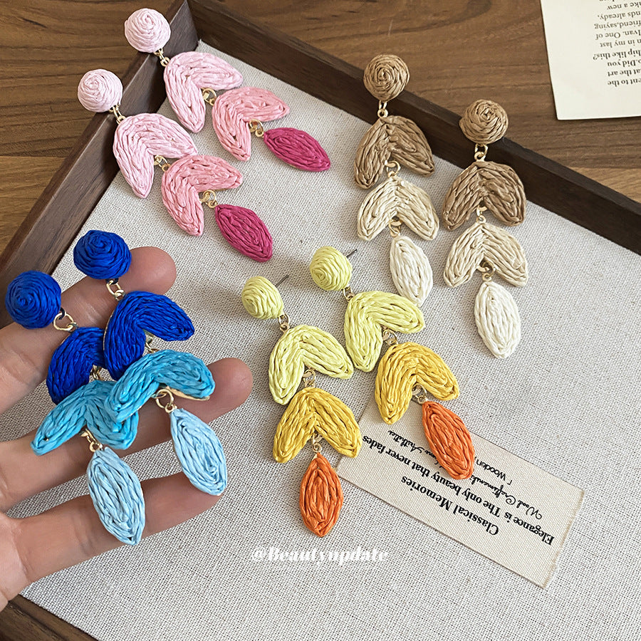 Pendientes de borla de rafia estilo Sweet Coastal, inspirados en Daphne, con postes de acero chapado en forma de hoja geométrica