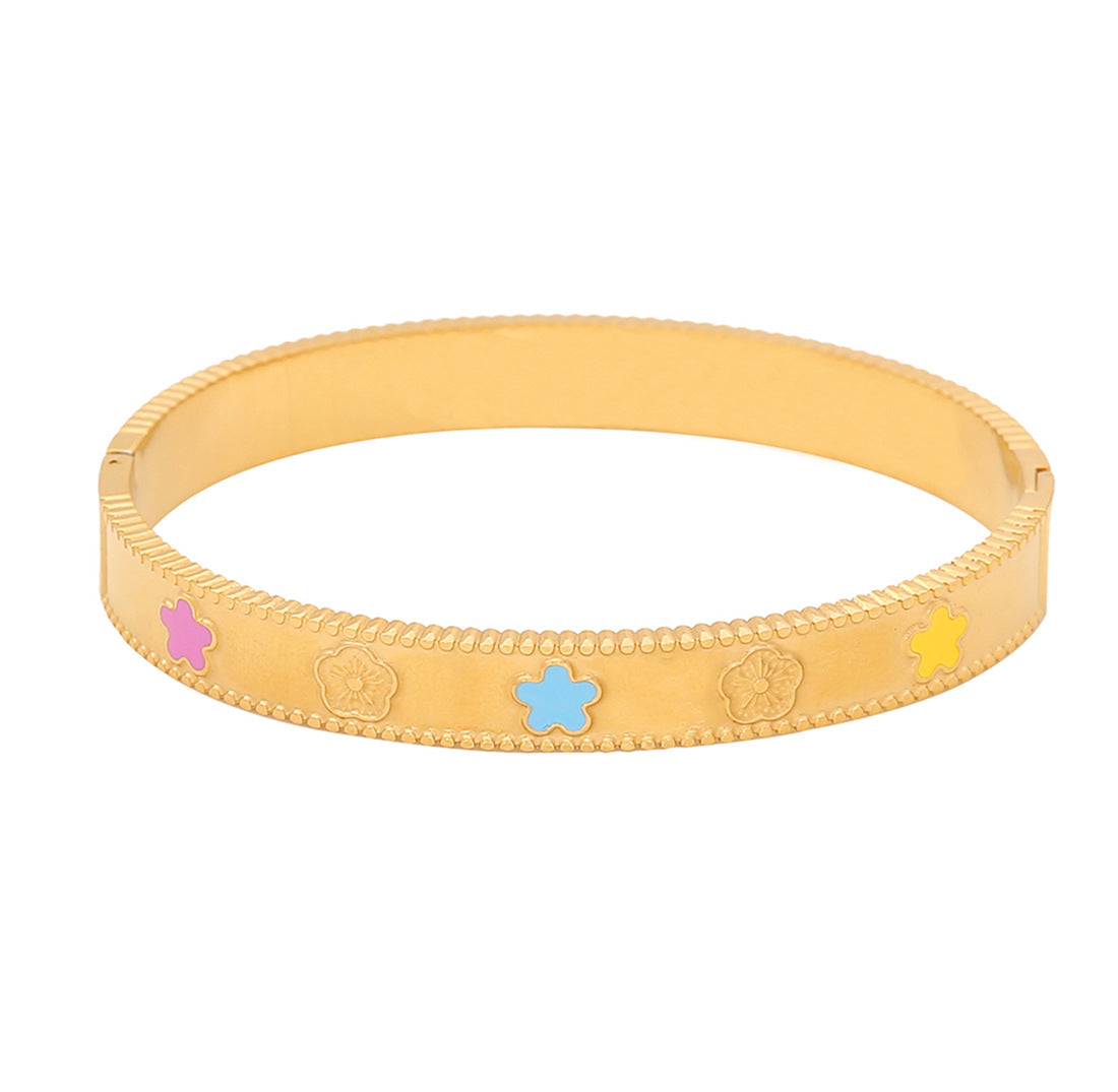 Fashion Stainless Steel Bracelet with Five-Leaf Clover Floral Design Electroplated for Women