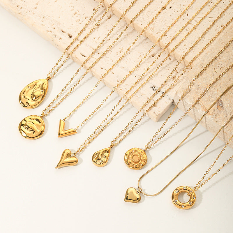 Collana con Ciondolo a Cuore in Acciaio al Titanio Stile INS con Catena in Acciaio Inossidabile Placcato Oro 18K e Dettagli in Strass Pavé
