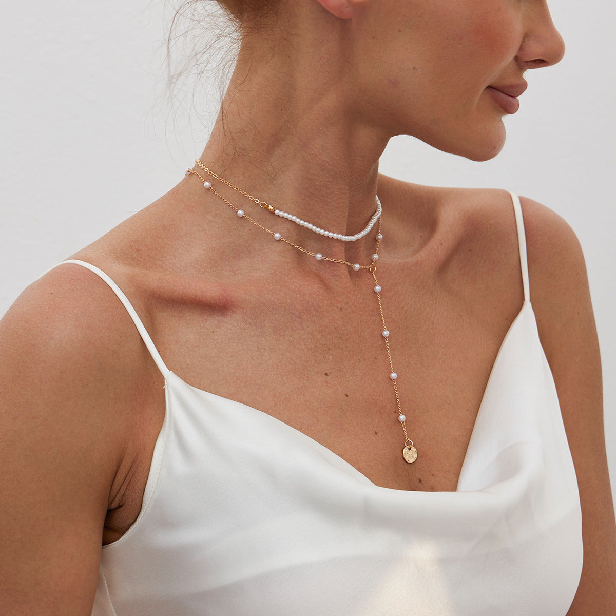 Collana a Y da donna in stile vintage francese con pendente a goccia di perle d'imitazione, pendente in lega placcata e catena di perle multistrato