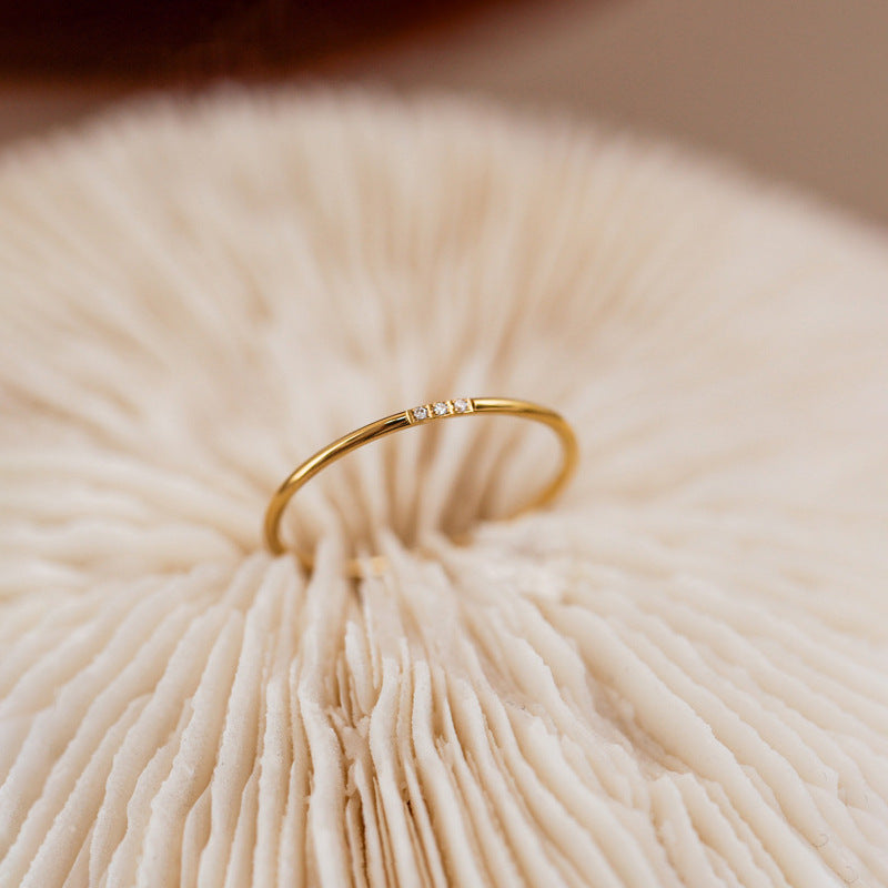 Anello Minimalista Geometrico da Donna in Acciaio al Titanio con Intarsi di Strass, Finitura Placcata, Grazioso, Impilabile, alla Moda