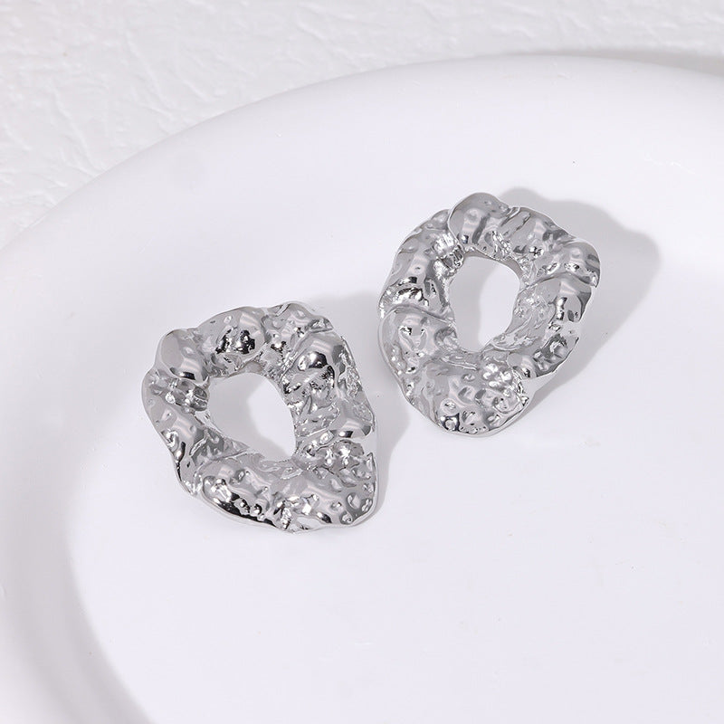 Orecchini a perno da donna minimalisti in acciaio inossidabile con texture irregolare martellata e placcatura in oro 18 carati