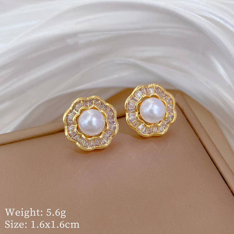 Parure di Lusso in Acciaio al Titanio con Collana e Orecchini Geometrici con Dettagli in Perle e Intarsi di Strass per Eventi Formali da Donna