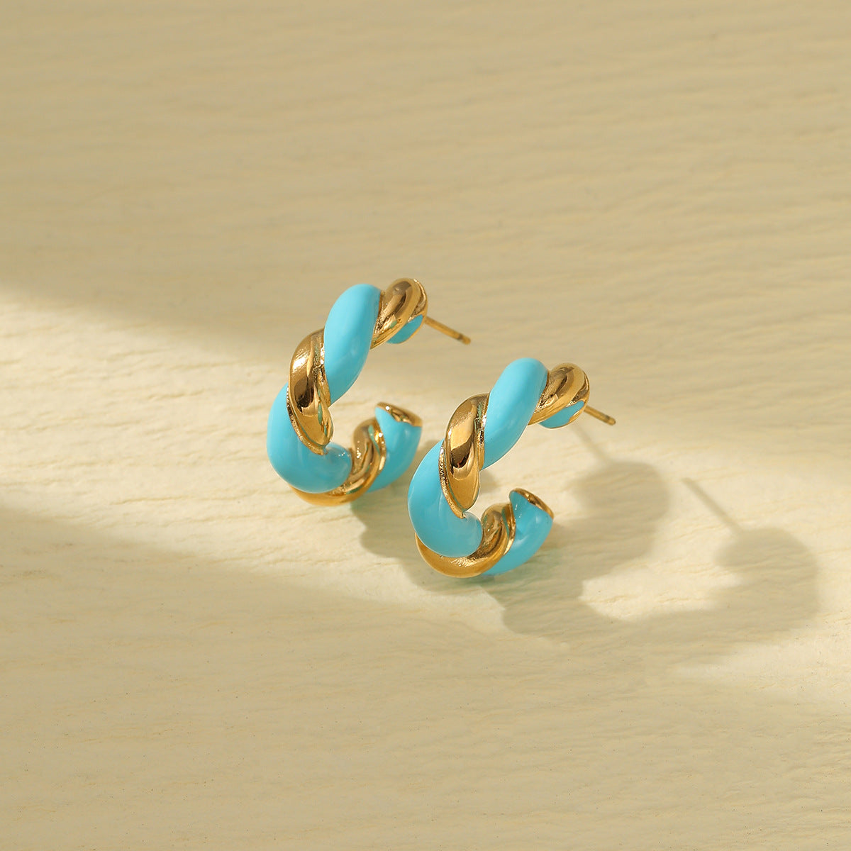 Pendientes de acero inoxidable en forma de corazón estilo retro con acabado chapado, diseño delicado y dulce para mujer