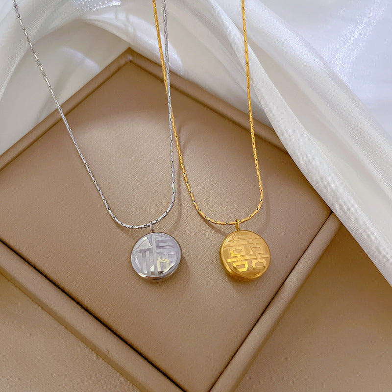 Collar con colgante Fu Xi de doble cara de acero de titanio minimalista para mujer, con diseño geométrico y acabado chapado en oro