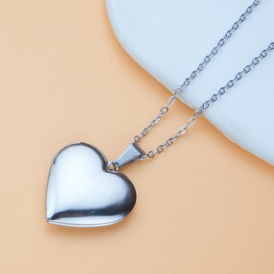 Collar de acero inoxidable pulido con colgante de marco de fotos abrible en forma de corazón para mujer