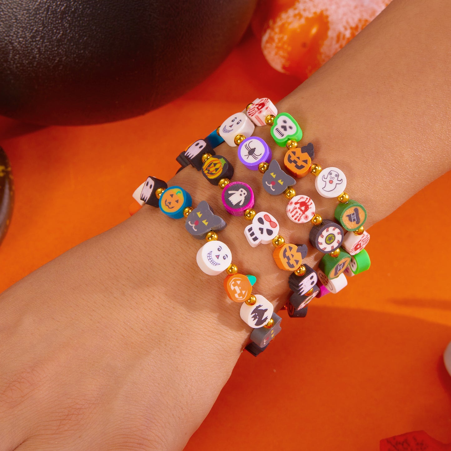 Pulsera Exótica Vintage de Halloween Hecha a Mano de Arcilla Polimérica con Calabaza Fantasma Gato Calavera y Acentos Geométricos