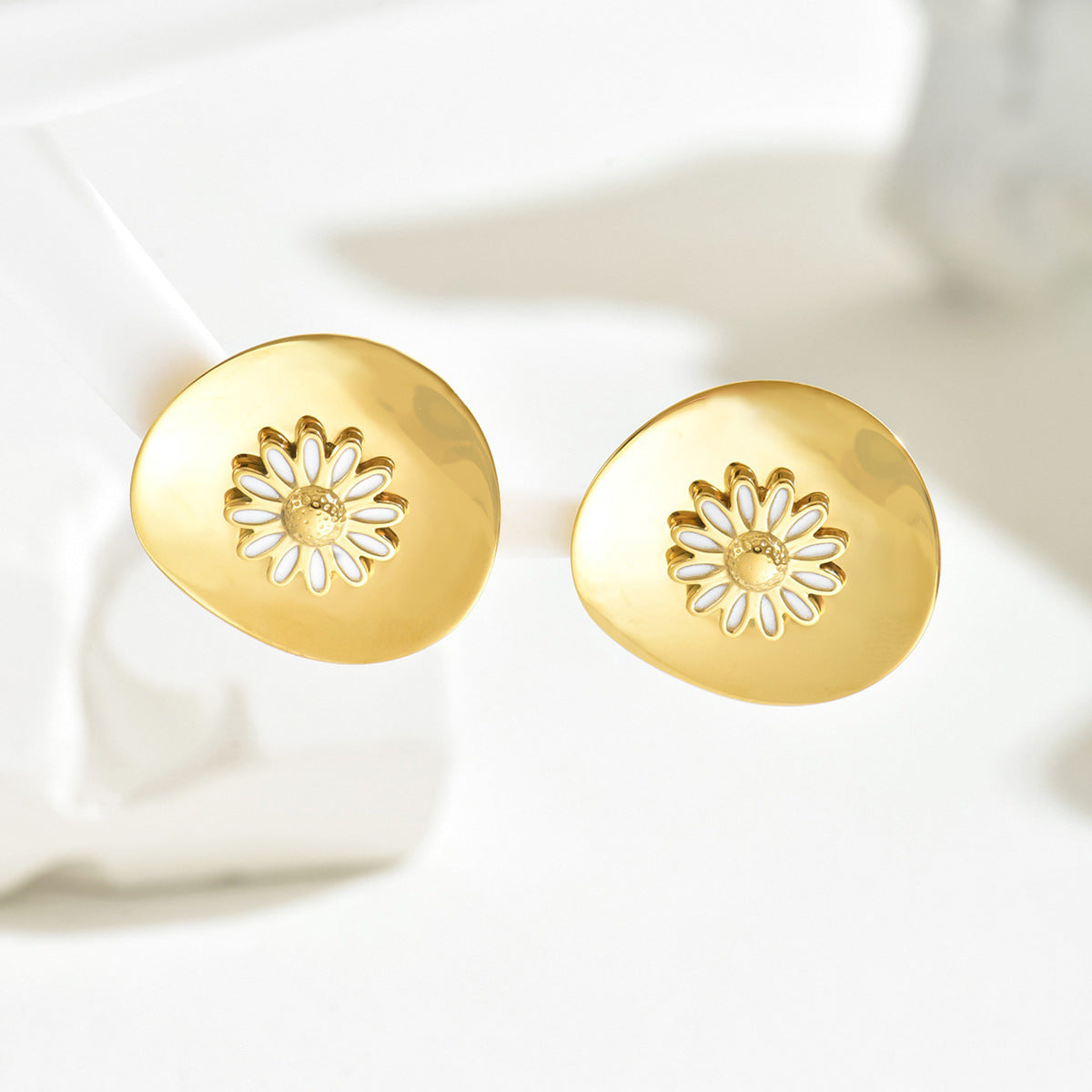 Pendientes minimalistas de margarita floral para mujer con base de cobre con acabado esmaltado y postes de acero inoxidable