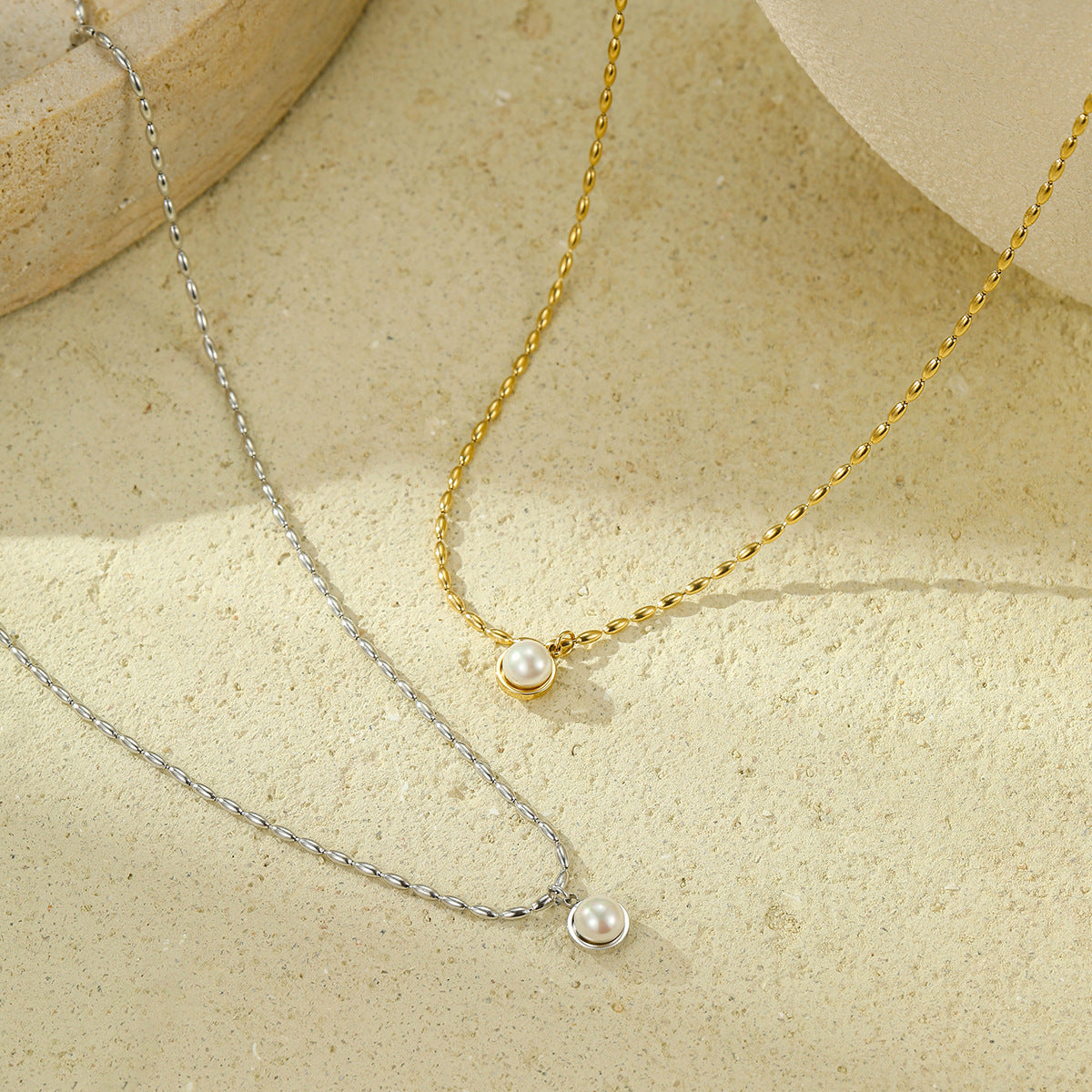 Collar Minimalista de Perlas Francesas para Mujer en Acero Inoxidable con Acabado Chapado, Elegante Cadena para Clavícula para Otoño e Invierno