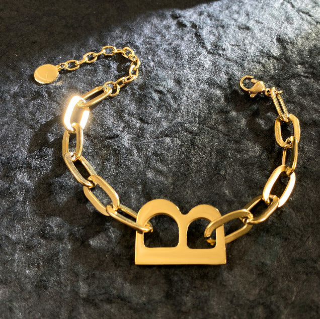 Collana a lunga nappa minimalista con lettera B in acciaio al titanio per uomo e donna con finitura galvanica e catena a O